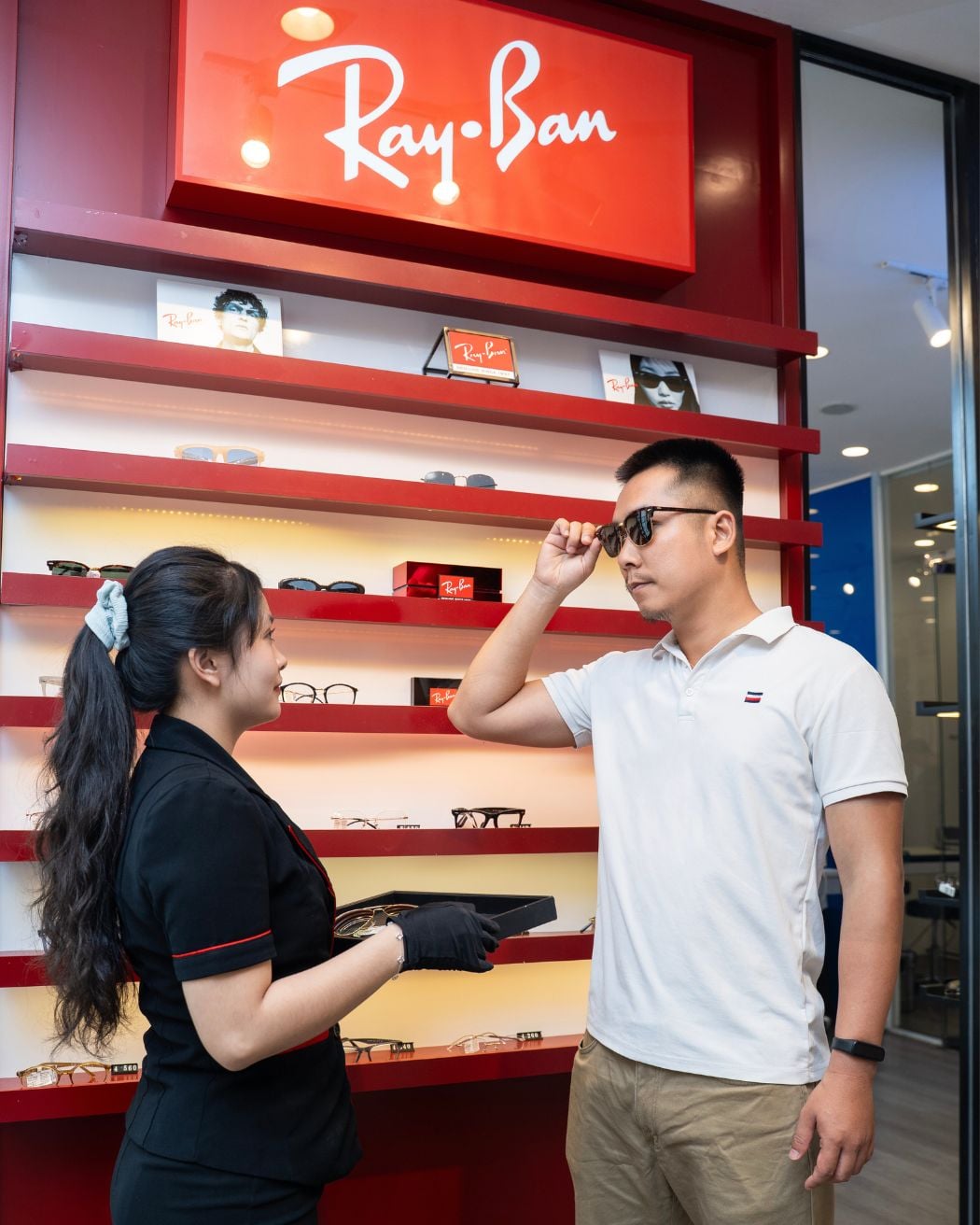 Khách hàng trải nghiệm mua sắm tại showroom Kính Hải Triều