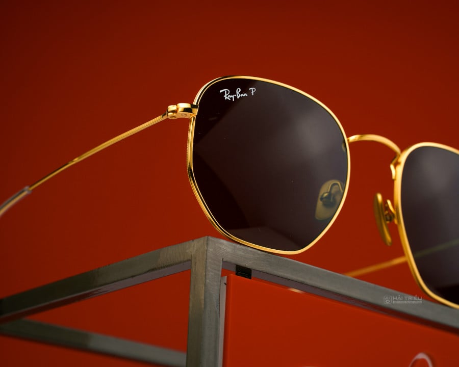 Kính mát đi biển: Chọn tròng phân cực giảm chói, chống UV và lên ảnh đẹp (4) Polarized là tính năng quan trọng, mang lại tầm nhìn thoải mái khi bạn hoạt động trong môi trường có nhiều ánh sáng phản xạ (bờ biển, gần mặt nước)