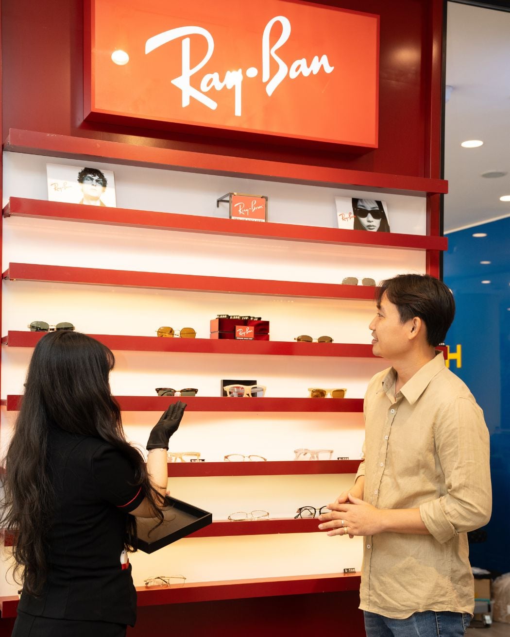 Sự đồng hành của đội ngũ chuyên viên sẽ giúp bạn tìm ra mẫu kính phù hợp với bản thân
