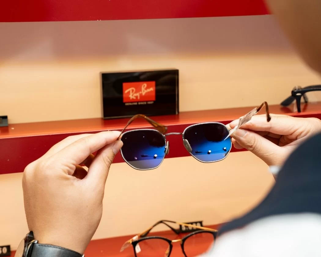 RayBan là một trong những thương hiệu nổi bật trong phân khúc trung cấp