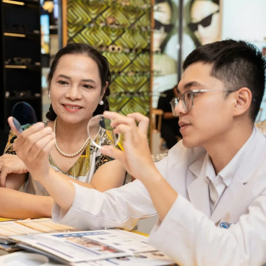 Tròng kính là gì? Chất liệu, phân loại và cách chọn phù hợp (2) Chuyên viên kính mắt Hải Triều tư vấn tròng kính cho khách hàng