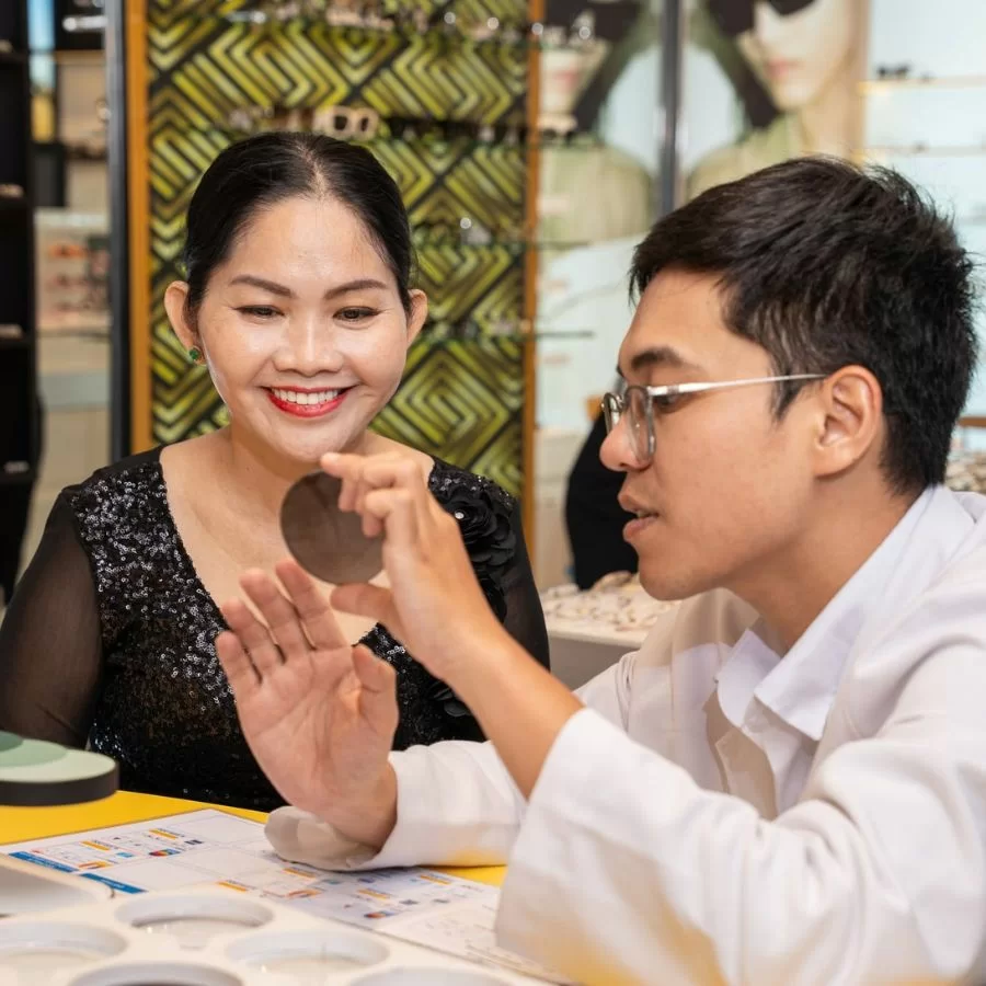 Tròng kính là gì? Chất liệu, phân loại và cách chọn phù hợp (8) Chuyên viên kính mắt Hải Triều tư vấn tròng kính cho khách hàng