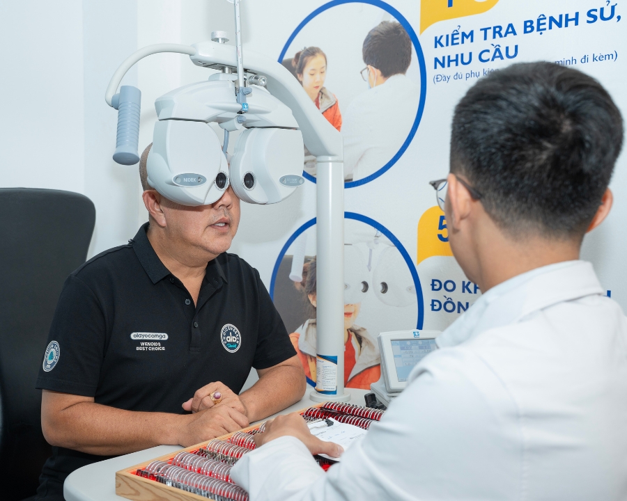 Diễn viên Quốc Thuận và hành trình tìm lại tầm nhìn tại Hải Triều (4) Mặt nạ đo thị lực hiện đại giúp kết quả chẩn đoán đáng tin cậy hơn