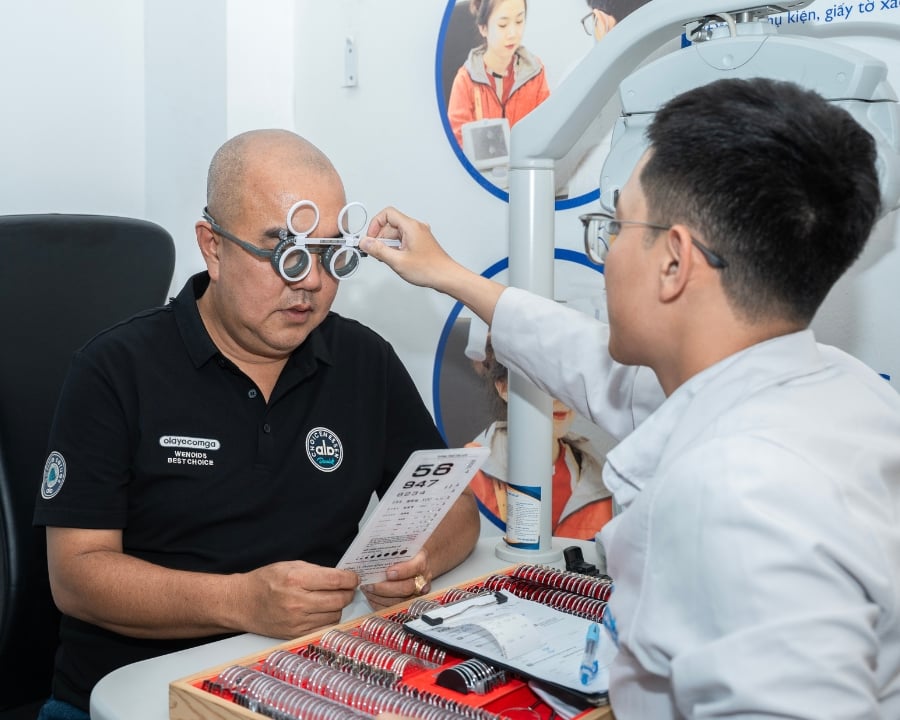 Diễn viên Quốc Thuận và hành trình tìm lại tầm nhìn tại Hải Triều (3) Diễn viên Quốc Thuận bất ngờ vè quy trình đo mắt lâu và kỹ tại Hải Triều