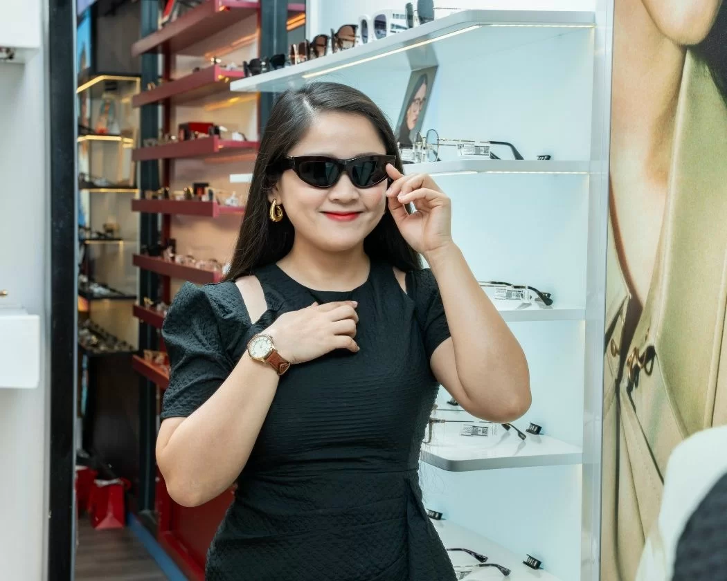 Dáng kính mát mắt mèo nữ xếch nhẹ