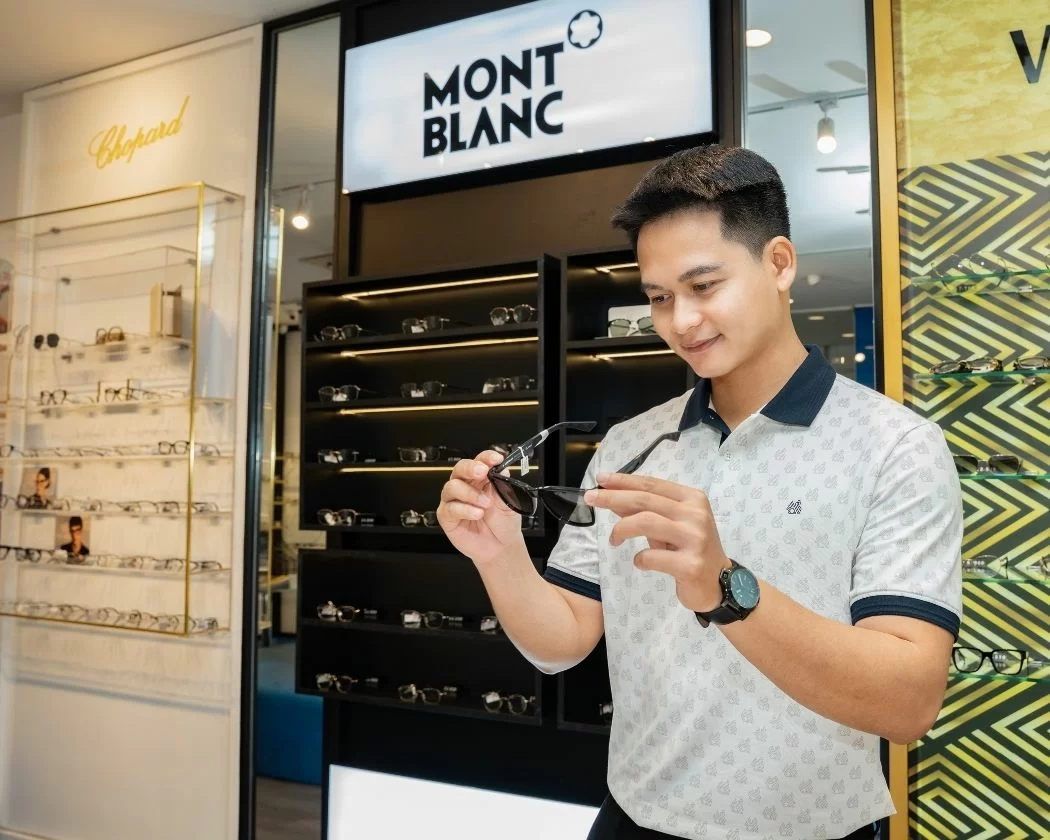 Thử kính trực tiếp là cách để bạn đánh giá mức độ phù hợp của mẫu kính với bản thân