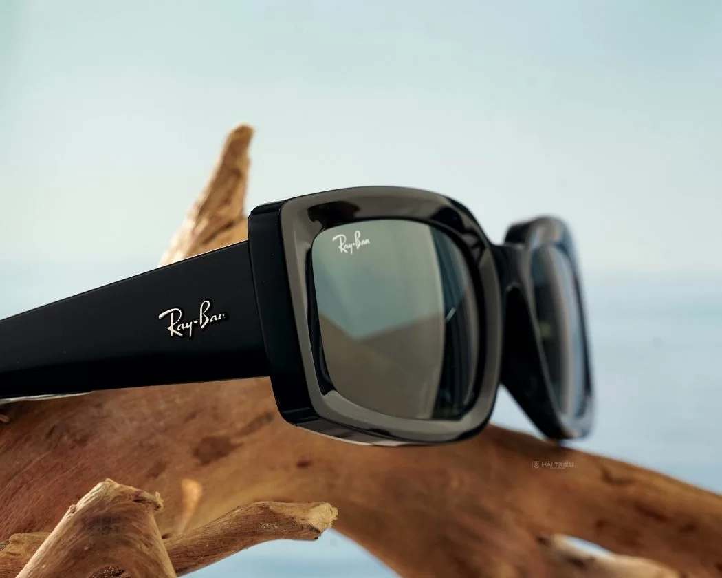 RayBan nổi bật nhờ thiết kế táo bạo