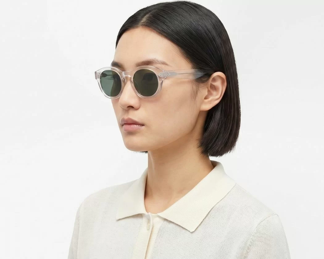 Kính râm trong suốt là món phụ kiện thích hợp cho nữ giới công sở