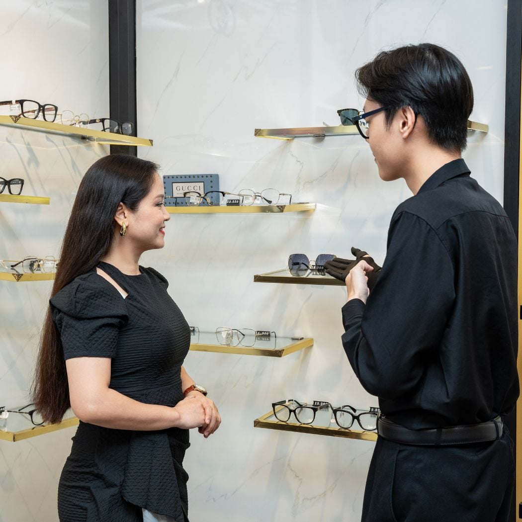 Khách hàng nữ trải nghiệm mua kính râm tại showroom