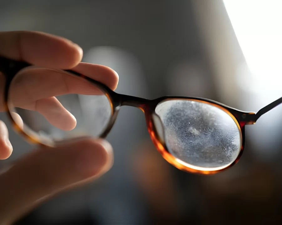 Tròng kính có vết bẩn