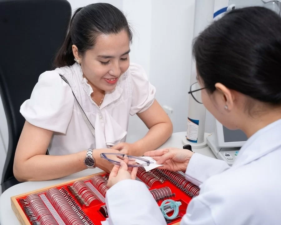 Chuyên viên Kính Hải Triều giải đáp thắc mắc về tròng kính cho khách hàng