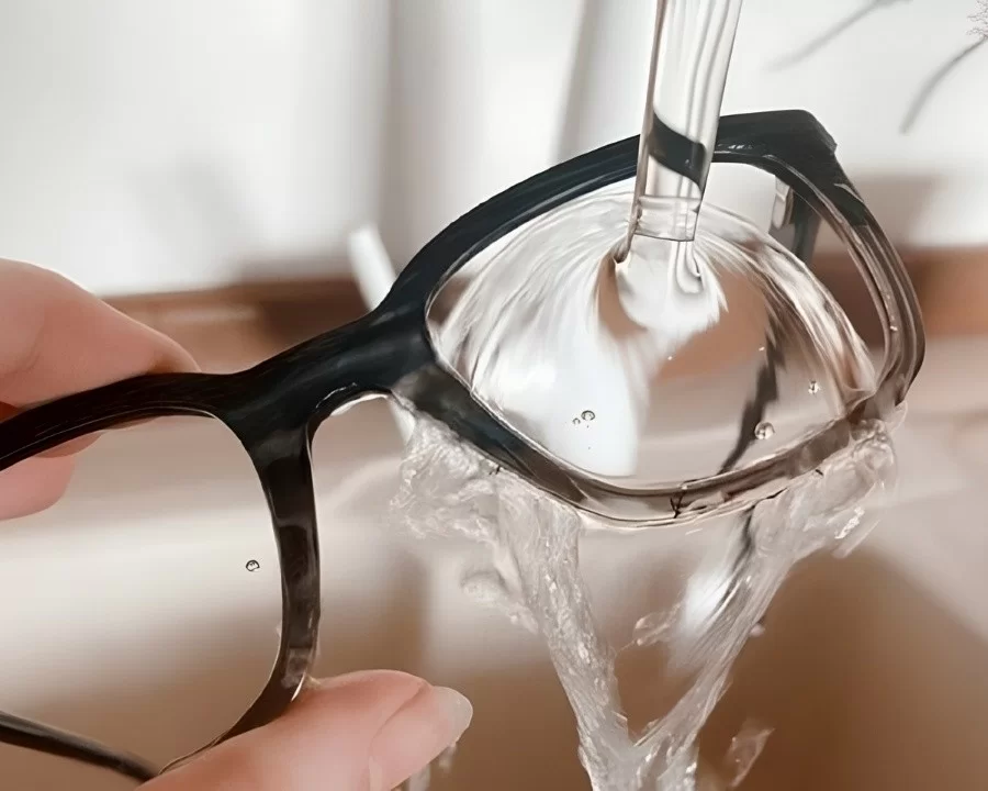 Xả sạch tròng kính dưới vòi nước