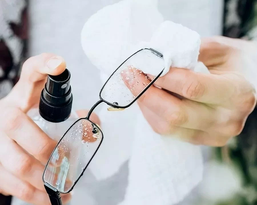 Dùng dung dịch chuyên dụng sẽ giúp kéo dài tuổi thọ của tròng kính