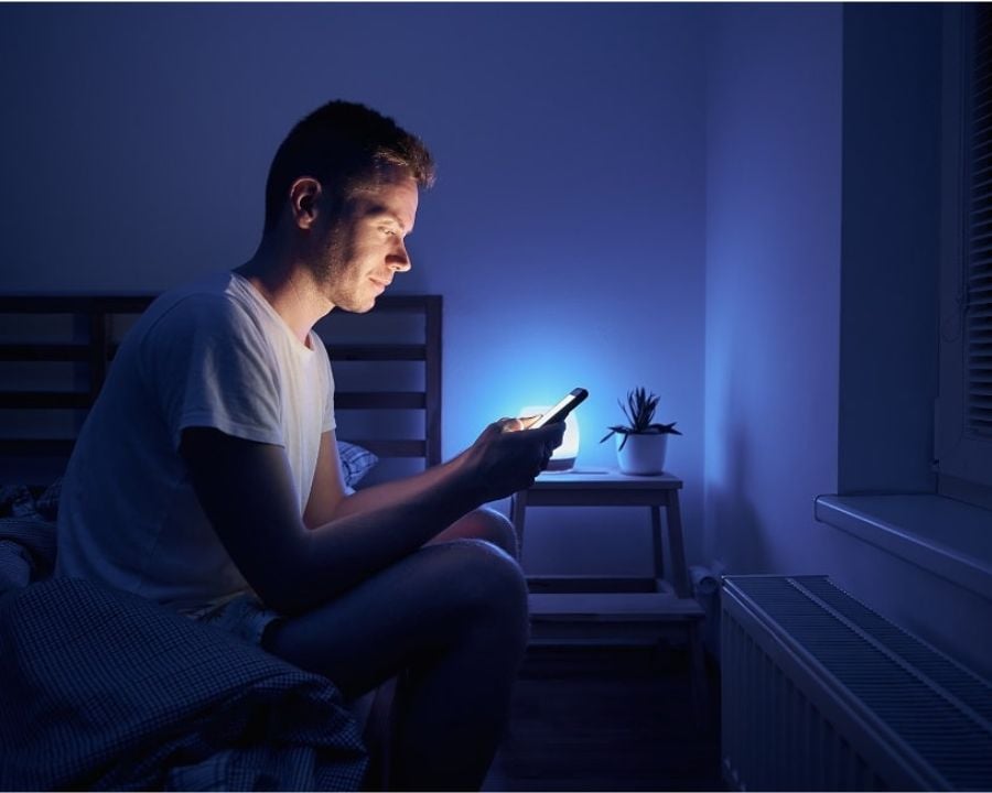 Ví dụ về việc tiếp xúc với ánh sáng xanh HEV vào ban đêm