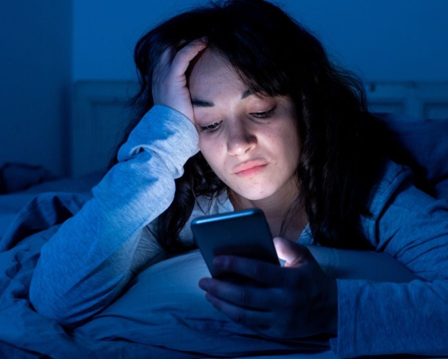 Ánh sáng xanh từ điện thoại ảnh hưởng đến giấc ngủ ban đêm