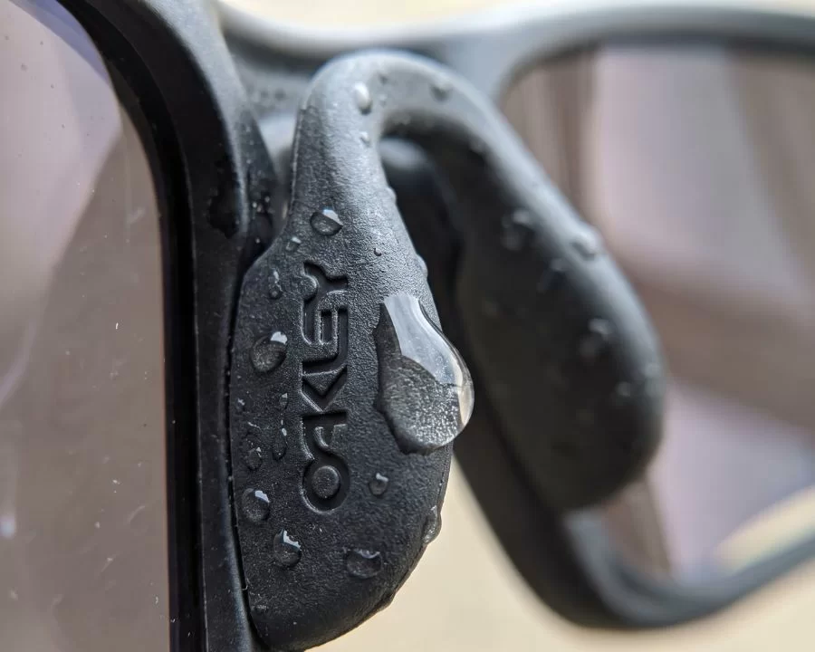 Đệm mũi Unobtainium là gì? Giải mã chất liệu chống trượt của Oakley (4) Chất liệu đệm mũi Unobtainium cũng nổi bật với khả năng chống nước