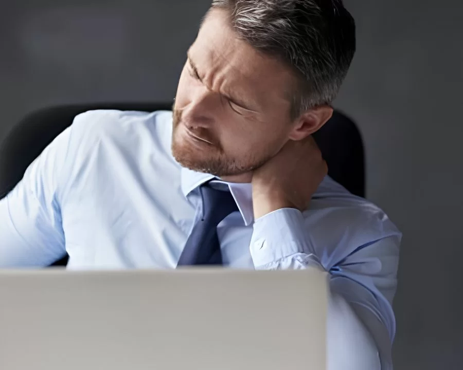 Hội chứng thị giác màn hình (CVS): Nguyên nhân, khắc phục (4) Hình ảnh minh họa tình trạng đau mỏi vai gáy của dân văn phòng