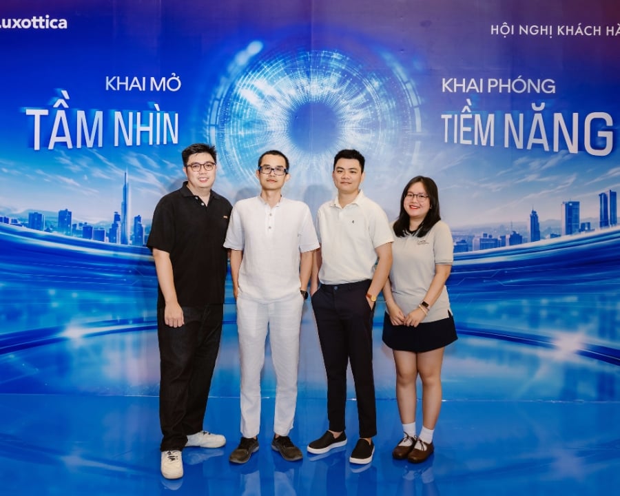 Đội ngũ Kính Hải Triều góp mặt tại sự kiện Essilor, trong đó có giám đốc Marketing - ông Đặng Hải Triều (áo trắng)