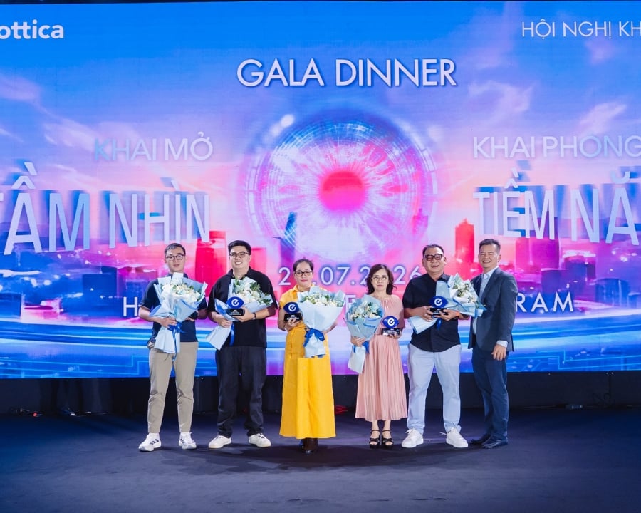 Anh Thiện An - Phụ trách ngành hàng mắt kính tại Kính Hải Triều đại diện nhận giải 