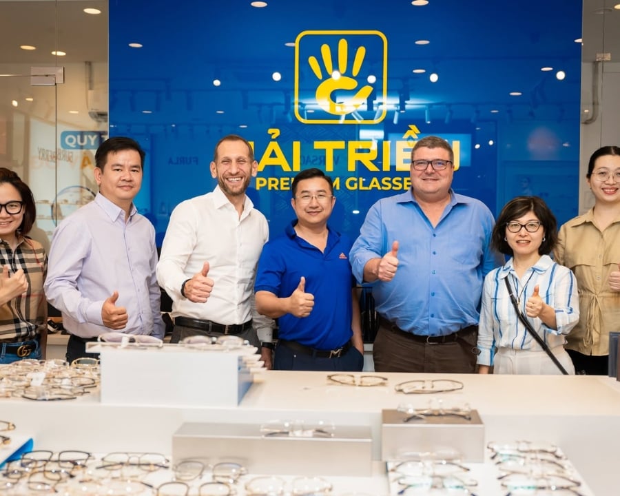 Đại diện cấp cao của EssilorLoxottica ghé thăm showroom Kính Hải Triều