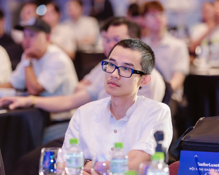 Giám đốc Marketing của Kính Hải Triều lắng nghe chia sẻ từ Essilor