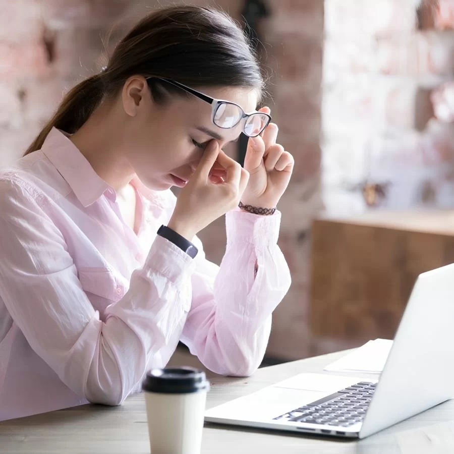 Nhân viên văn phòng mỏi mắt do làm việc lâu với máy tính