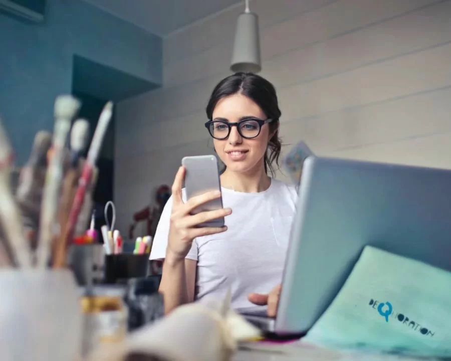 Sinh viên đeo kính chống ánh sáng xanh học trực tuyến trên máy tính và điện thoại