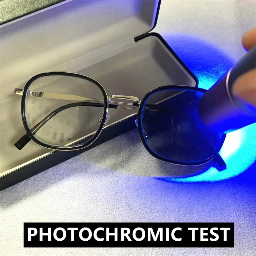Bật mí 4 cách test kính đổi màu chính xác, dễ thực hiện (3) Đèn UV chiếu vào tròng kính để kiểm tra tính năng đổi màu