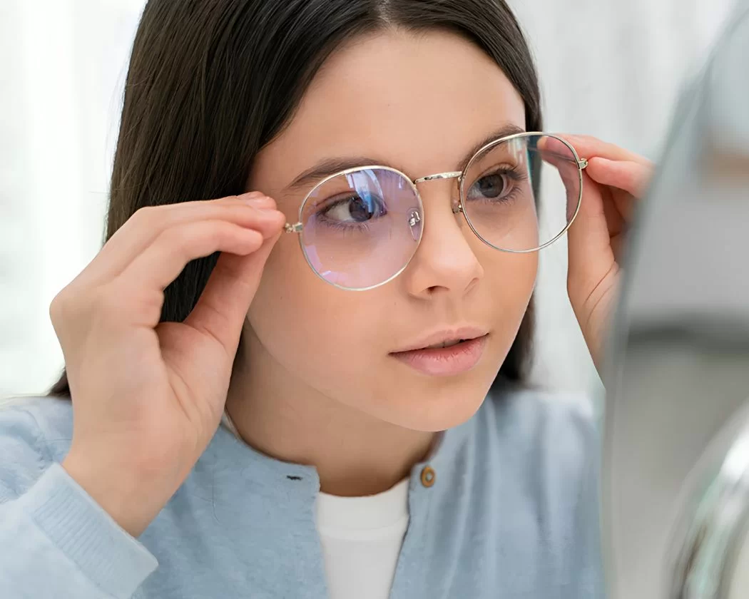 Lựa chọn tròng kính chống ánh sáng xanh giá rẻ phù hợp với nhu cầu và ngân sách