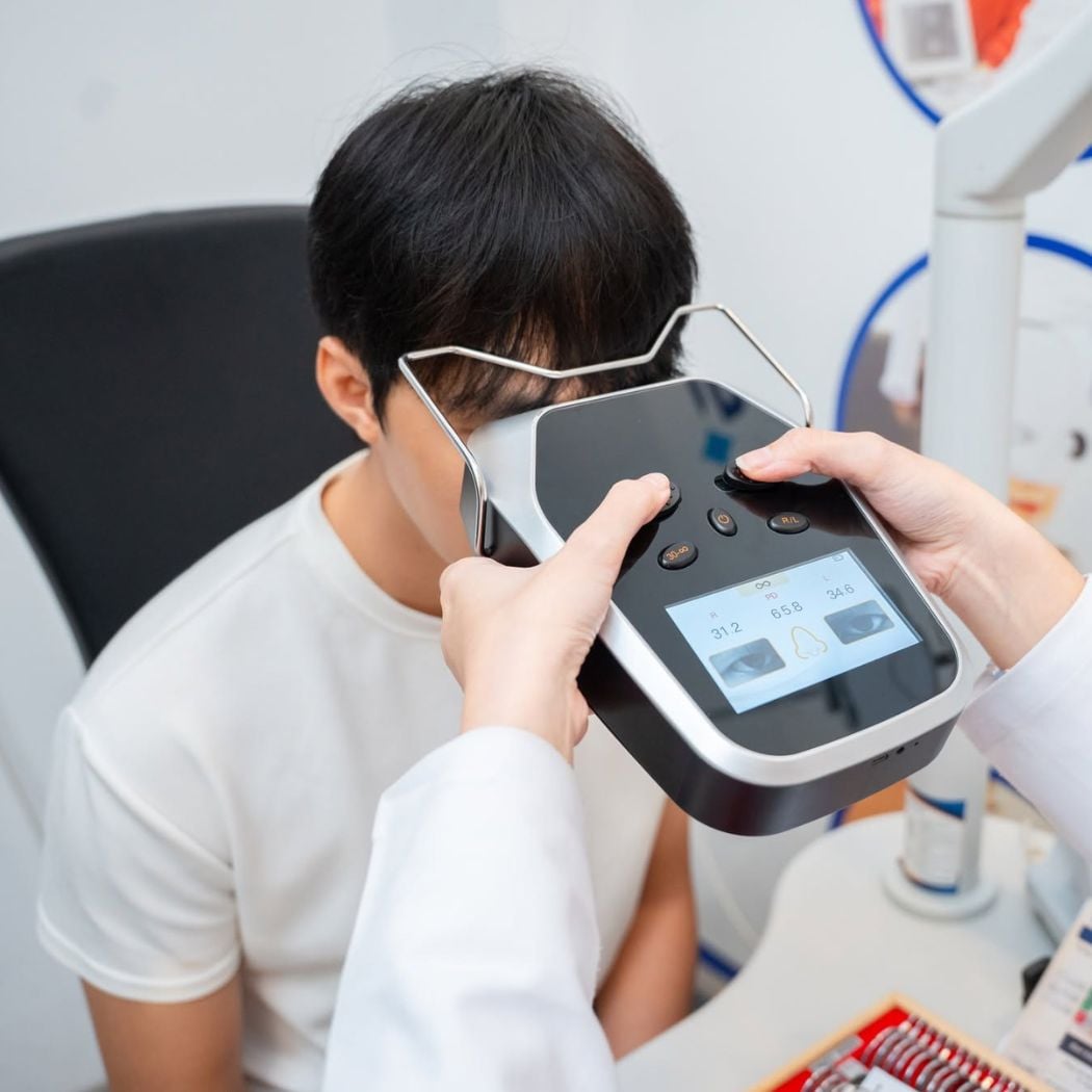 Cắt kính đổi màu bao nhiêu tiền? Chi phí và lưu ý trước khi cắt (7) cat kinh doi mau bao nhieu tien chi phi va luu y truoc khi cat 6