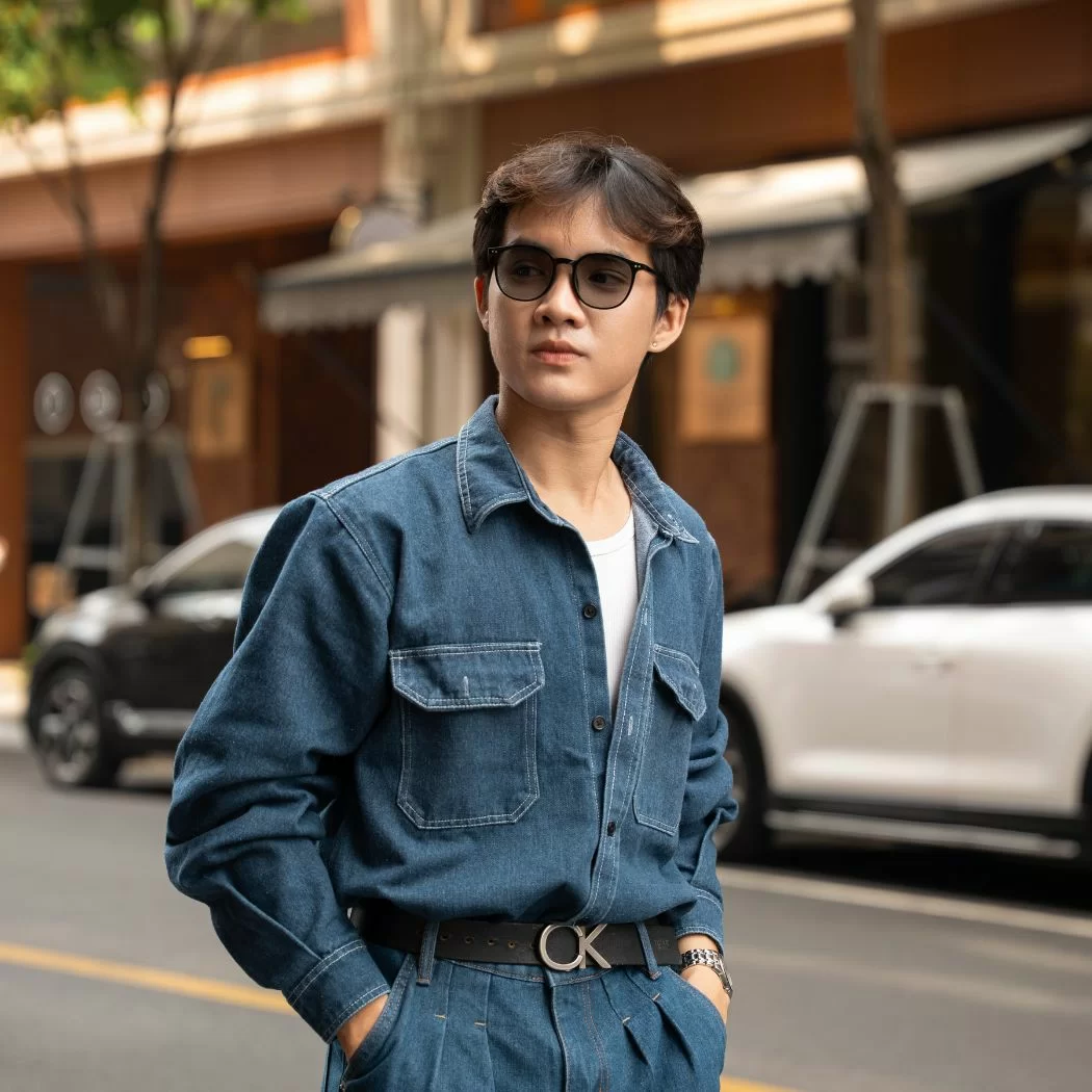 kính đổi màu hoạt động ngoài trời