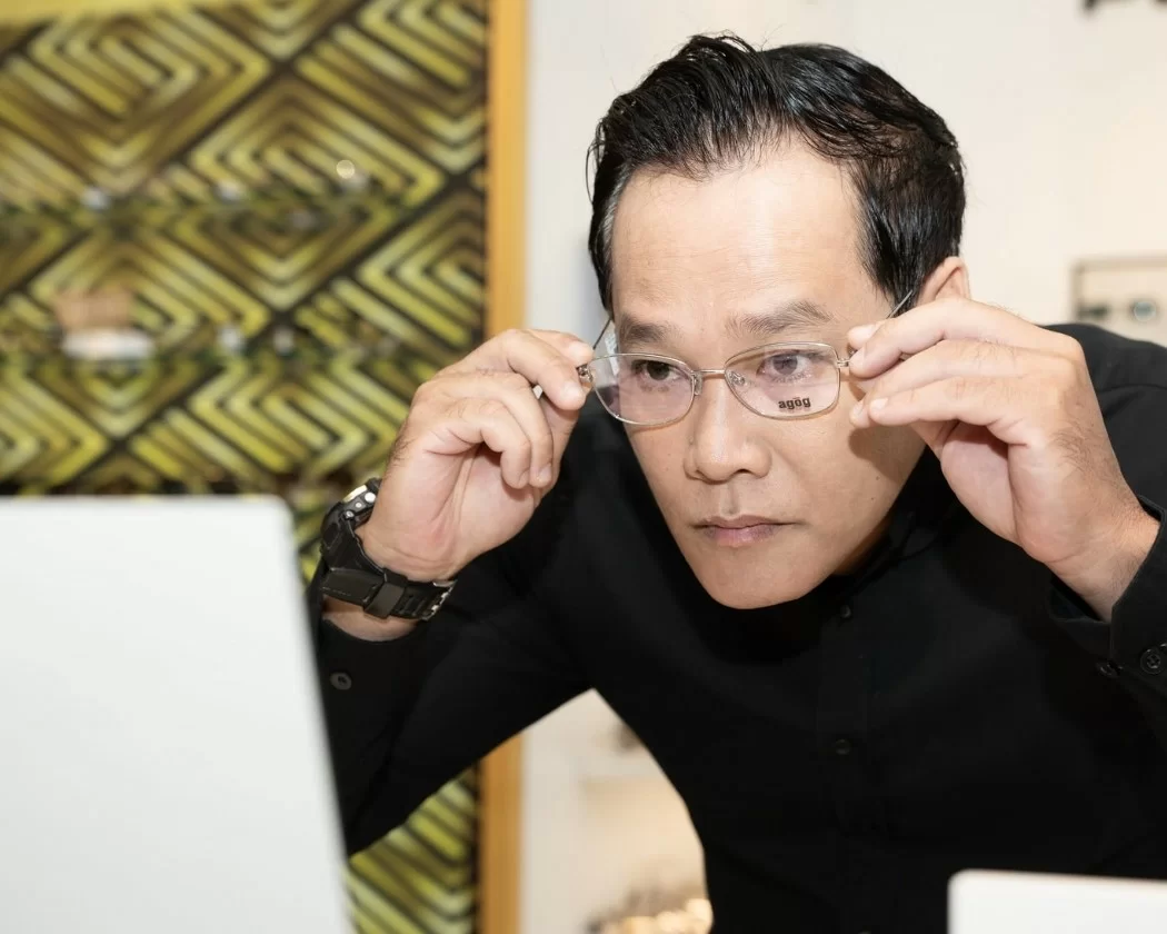 Chọn kính lão 2 tròng nên bắt đầu từ các khoảng nhìn thực tế trong công việc và sinh hoạt