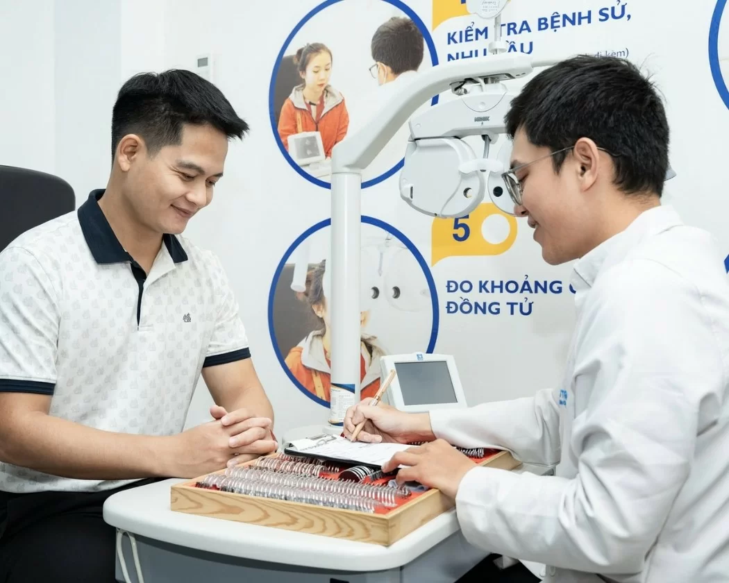 Quy trình đo mắt chuẩn quốc tế tại Kính Hải Triều dành cho người lớn tuổi