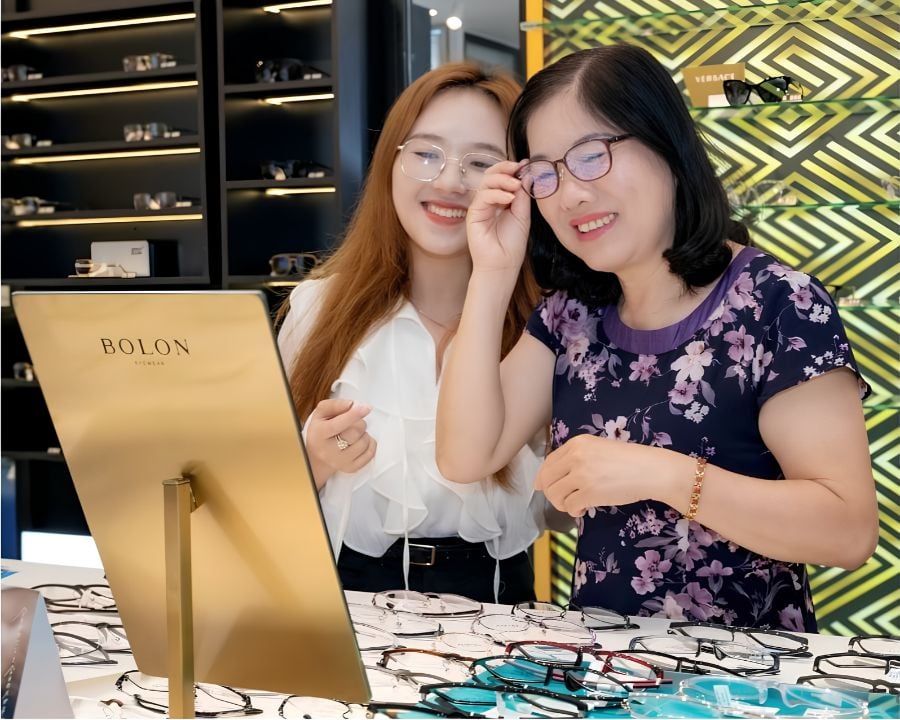Tìm hiểu kính lão là gì thông qua trải nghiệm chọn kính trực tiếp tại Kính Hải Triều