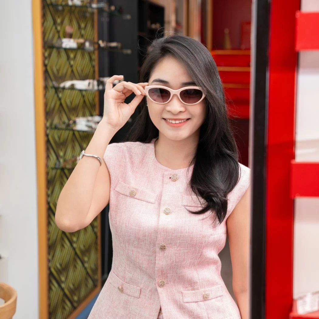 Nếu có thể, bạn nên thử kính trực tiếp tại showroom để đánh giá mức độ phù hợp và vừa vặn