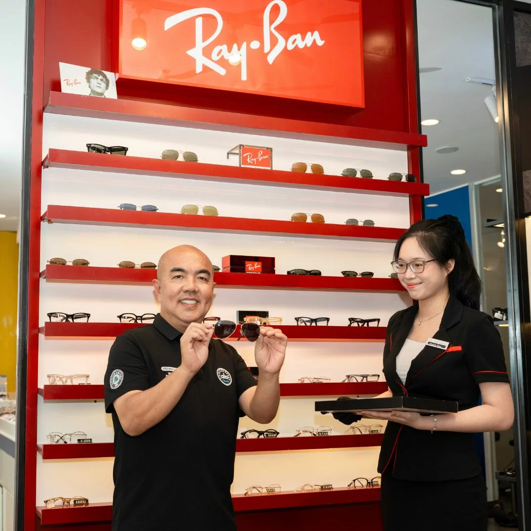 Khách hàng trải nghiệm mua kính mát phân cực của thương hiệu RayBan