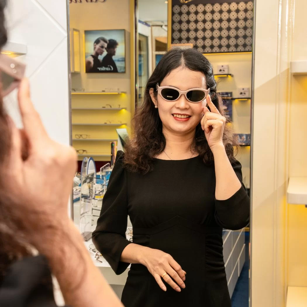 Ưu tiên khi chọn kính mát trung niên nên là độ vừa vặn và khả năng bảo vệ mắt thay vì quá tập trung vào kiểu dáng thời trang