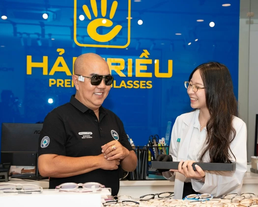 Thử kính trực tiếp là cách nhanh chóng để bạn đánh giá mức độ phù hợp của chiếc kính râm