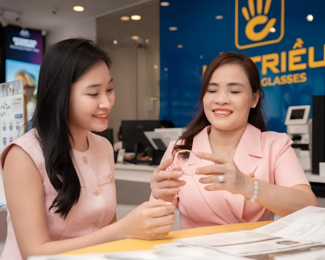 Tư vấn lựa chọn tròng kính chống ánh sáng xanh cho người trung niên