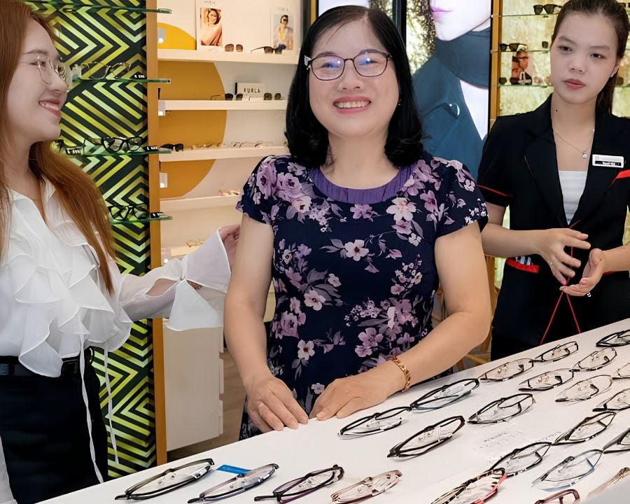 Đeo kính lão có cần đo không? Quy trình, lưu ý khi cắt kính