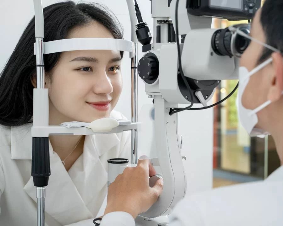 Kiểm tra thị lực và lựa chọn nơi lắp kính đạt tiêu chuẩn chất lượng theo quy định hiện hành