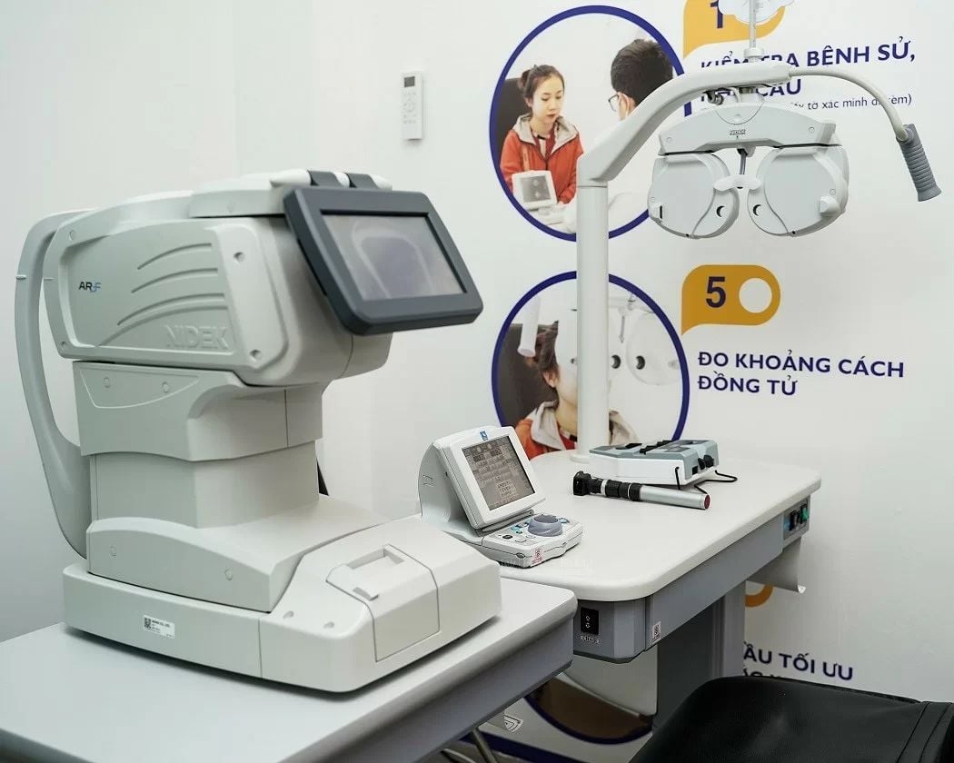 Thiết bị đo khúc xạ mắt hiện đại tại cửa hàng Kính Hải Triều