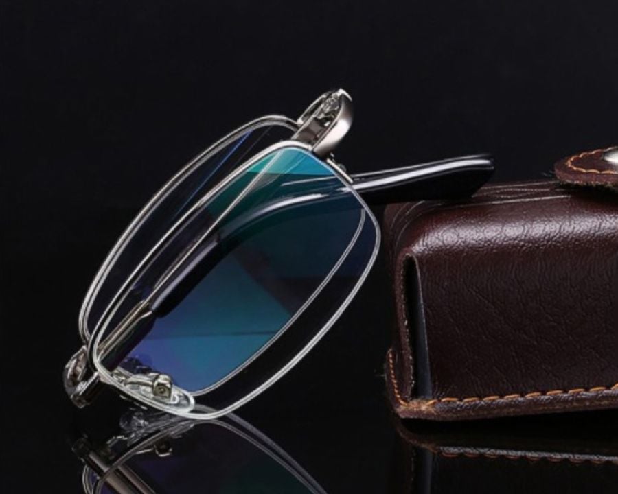 Kính lão gấp gọn - lý tưởng cho người thường xuyên di chuyển và cần một chiếc kính nhỏ gọn để dễ dàng mang theo