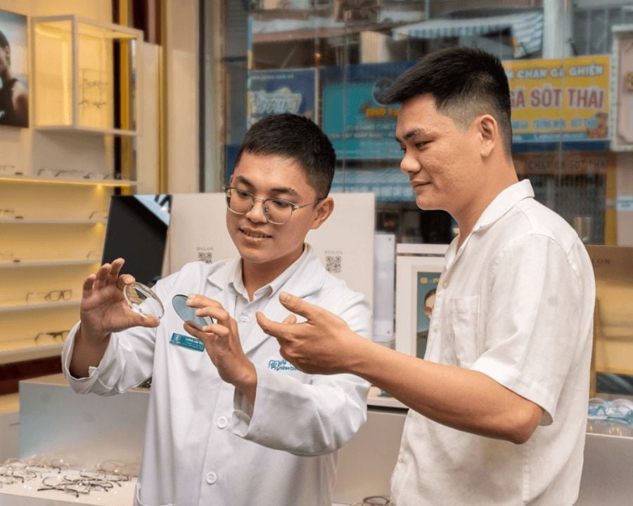 Kính lão đổi màu có khả năng tự động chuyển màu tùy theo mức độ UV và ánh sáng môi trường